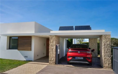 Obojsmerné nabíjanie elektromobilov by mohlo znížiť energetické náklady EÚ o ...
